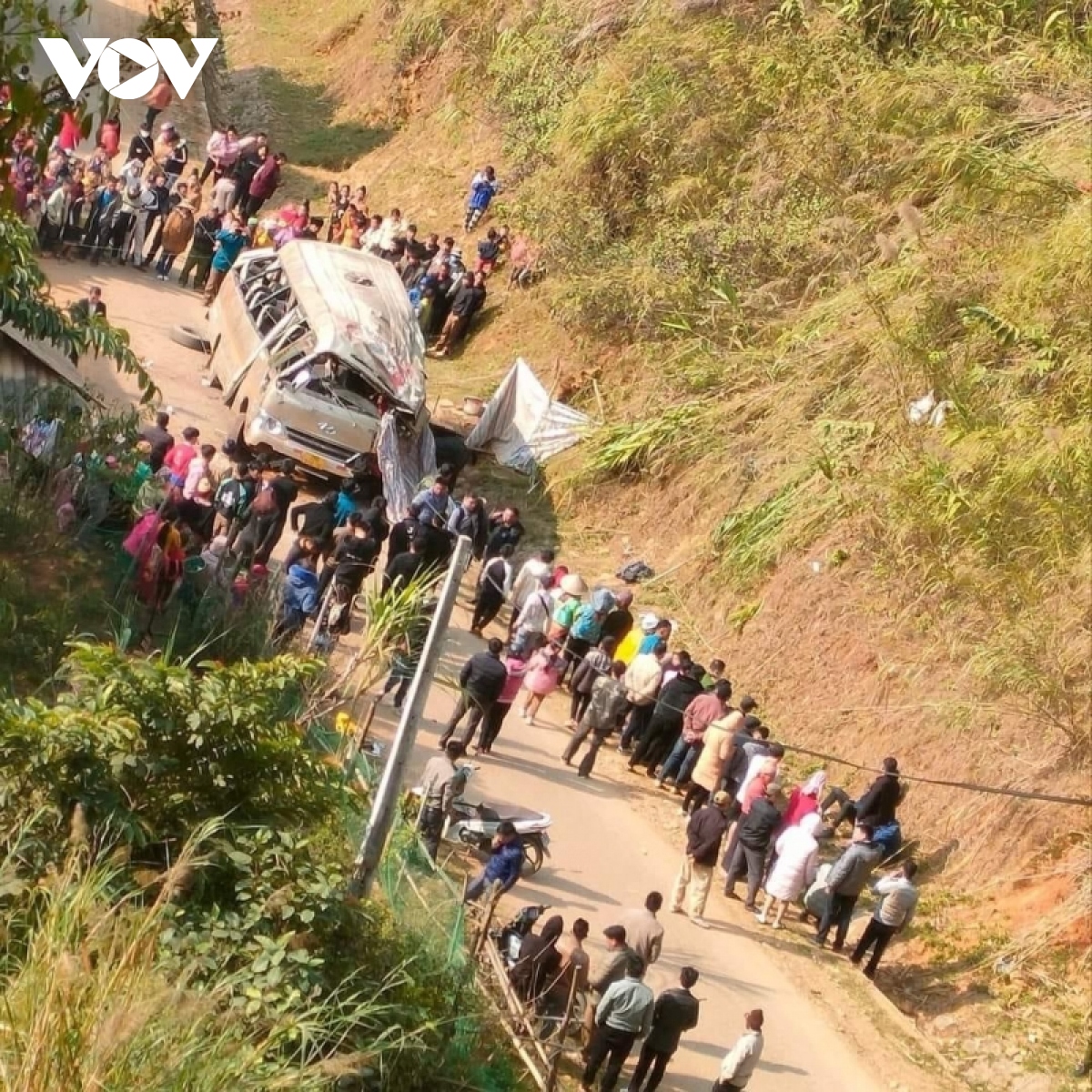 Car with 18 people on board falls off ravine, 3 killed, 4 injured